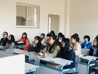 英語(yǔ)學(xué)院召開2018級(jí)研究生就業(yè)指導(dǎo)會(huì)，聚焦高效尋聘